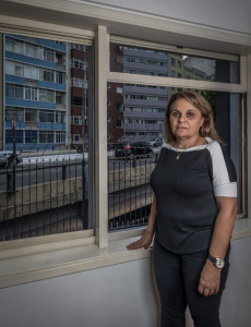 SAO PAULO, SP, BRASIL, 16-11-2017: A analista de RH Paula Guerra (56), que comprou um apartamento ao lado do Minhocao em 1997, atraida pelo preco e tamanho do imovel, e se arrependeu por causa do excesso de barulho e sujeira. (Foto: Bruno Santos/ Folhapress) *** FSP-IMOVEIS *** EXCLUSIVO FOLHA***